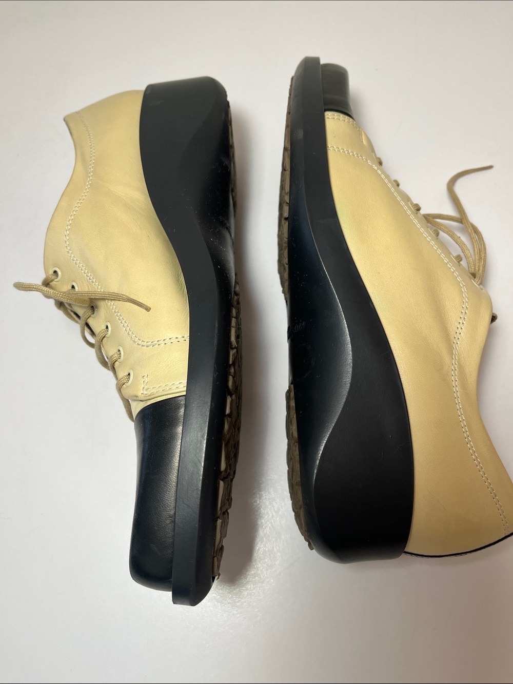 Robert Clergerie Vintage Womens Oxfords, size 8, cream & black spectator wedge - Picture 2 of 10